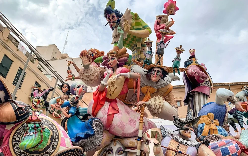 dónde alojarse para las Fallas Valencia 2025 monumento