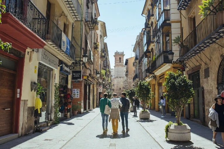 apartamentos turísticos en Valencia cerca de mercados y vida de barrio