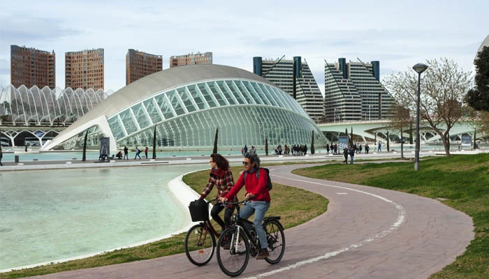 Apartamentos turísticos en Valencia pensados para moverse en bici. Ruta, ritmo y descanso con Aire Holidays.