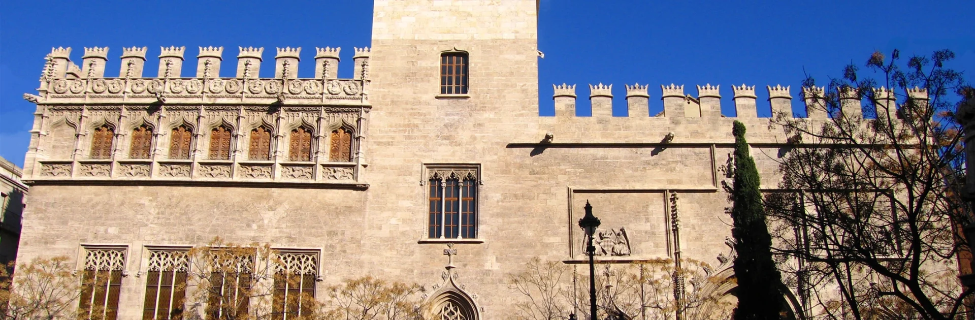 alojamiento turístico cerca de la Lonja de la Seda