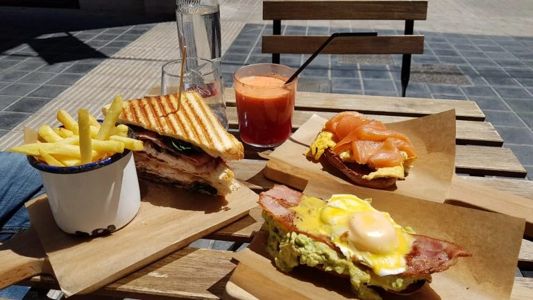 alojamiento turístico en Valencia con cafés y brunch cerca