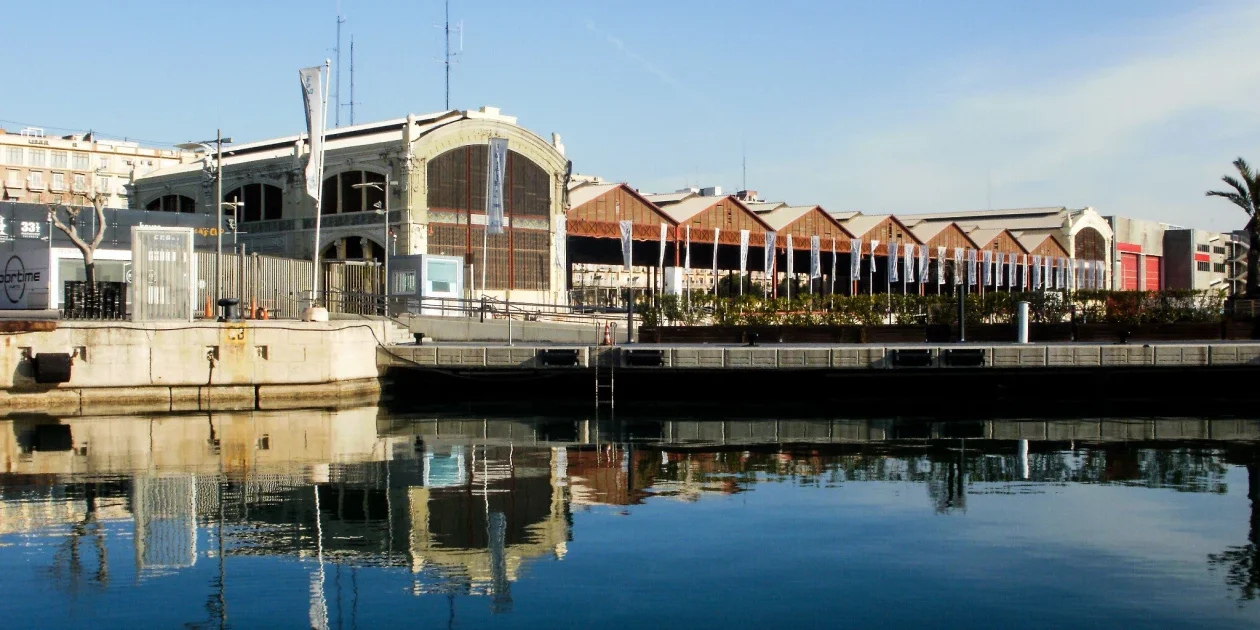Alojarse cerca de La Marina y el paseo marítimo significa vivir Valencia