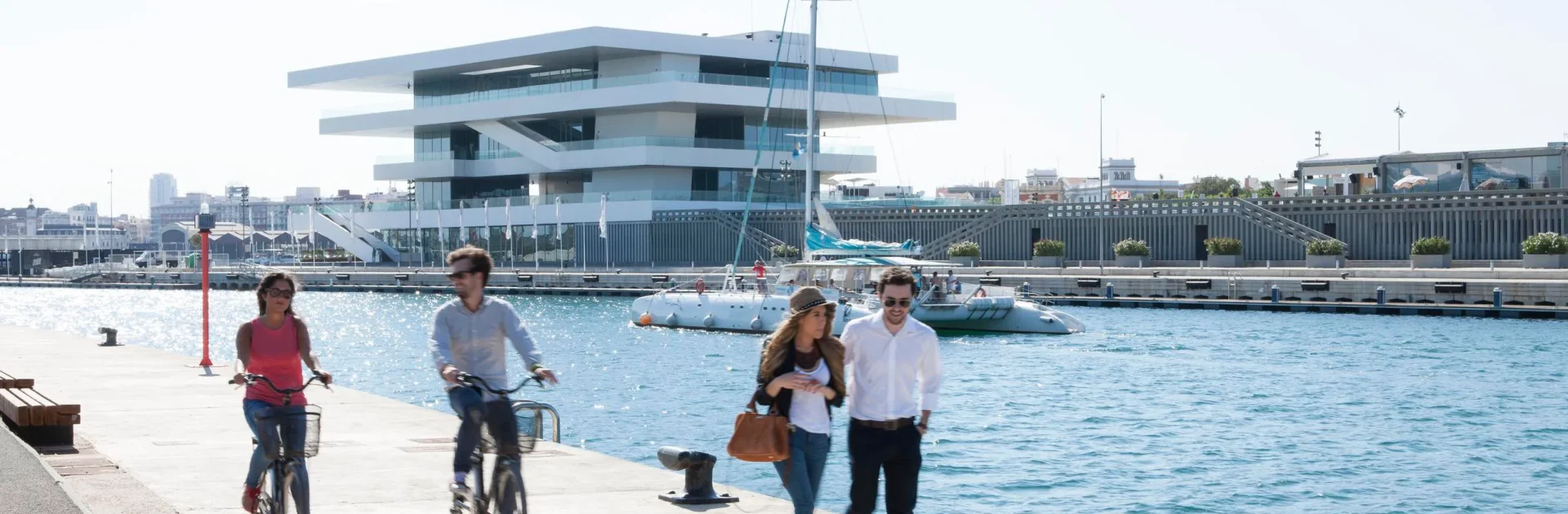 Alojarse cerca de La Marina y el paseo marítimo significa vivir Valencia