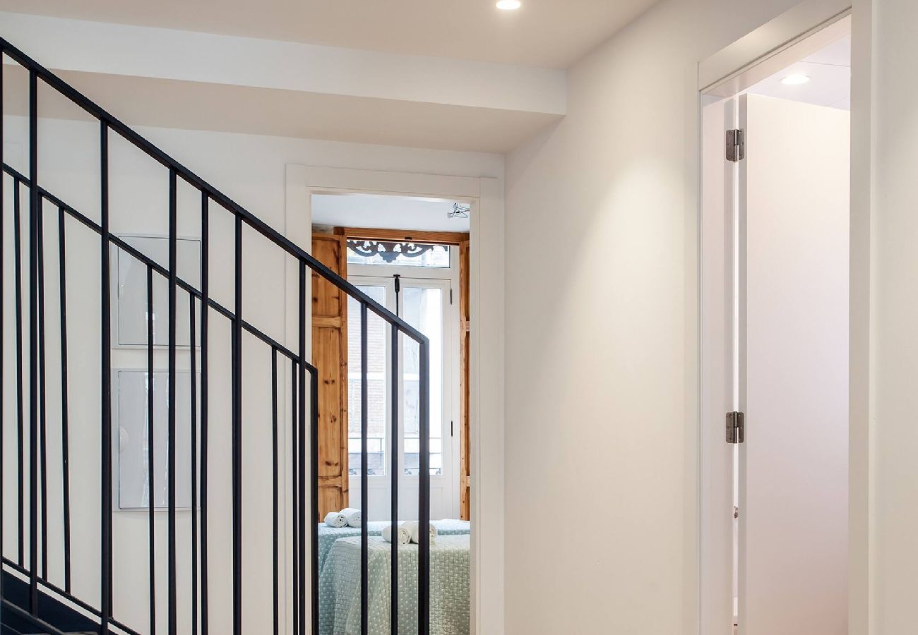 Urban elegance Large terrace Four bedroom Perfect for couples Trendy Quiet street Peaceful Cozy bed Queen-size bed 